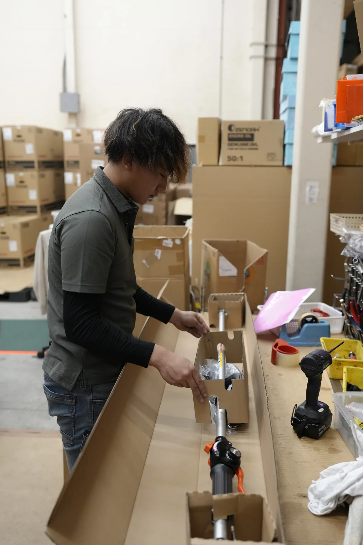通販で発送する商品の組み立てと梱包を行う社員